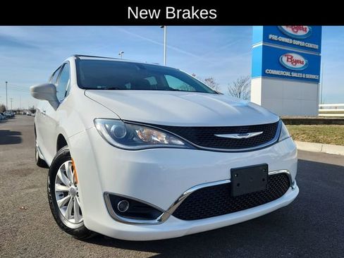 Used 2019 Chrysler Pacifica Touring-L image 14