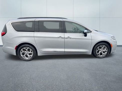 Used 2023 Chrysler Pacifica Limited image 7