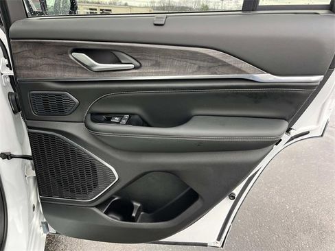 Used 2024 Jeep Grand Cherokee Overland w/ Luxury Tech Group IV image 25