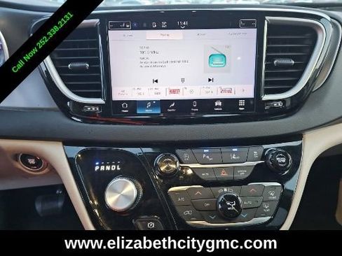 Used 2023 Chrysler Pacifica Touring-L image 4
