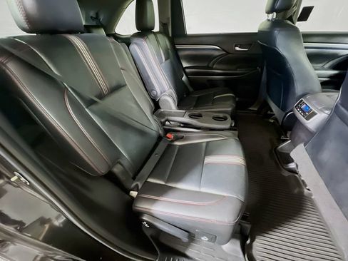 Used 2019 Toyota Highlander SE w/ Nightshade Edition AWD/4WD image 26