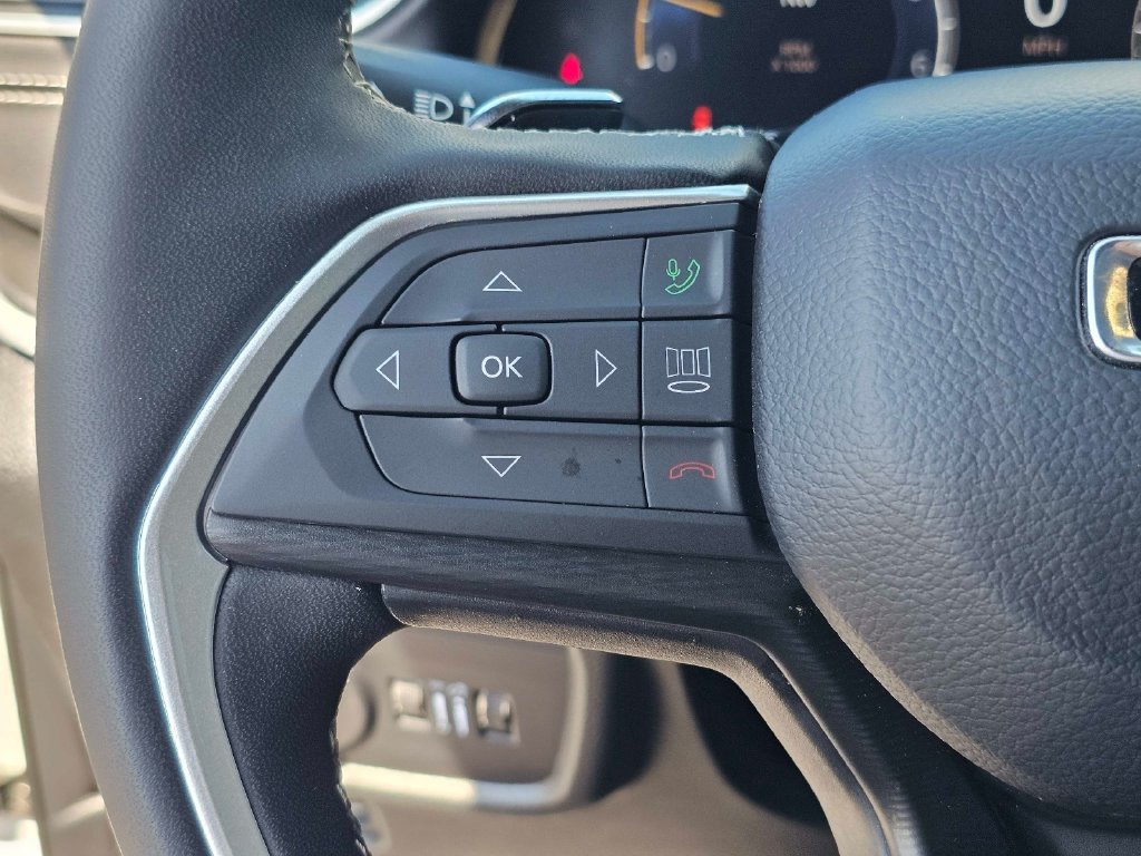 Used 2025 Jeep Grand Cherokee Altitude AWD/4WD image 20