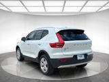Used 2022 Volvo XC40 T4 Momentum image 3