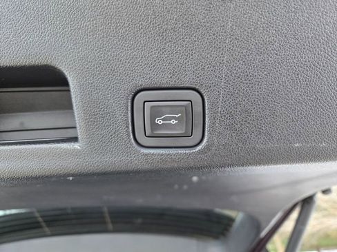 Used 2025 GMC Acadia Elevation image 6