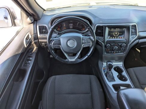 Used 2020 Jeep Grand Cherokee Laredo AWD/4WD image 27