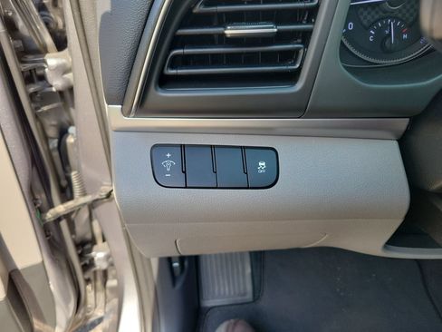 Used 2019 Hyundai Elantra SE FWD image 25