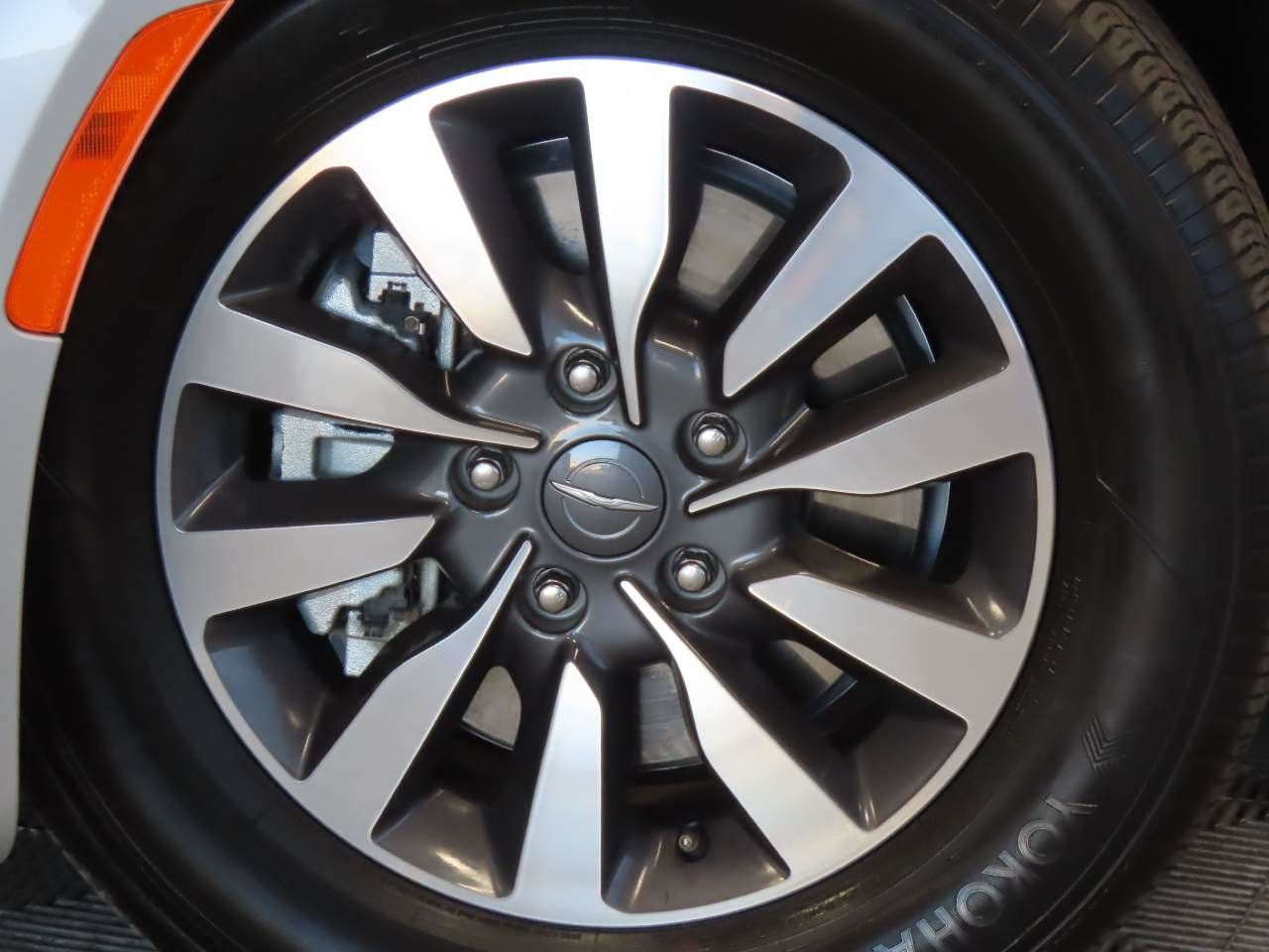 Used 2024 Chrysler Pacifica Limited FWD image 6