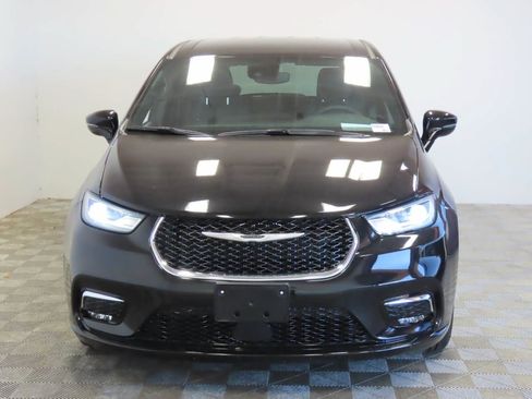 Used 2025 Chrysler Pacifica Select FWD image 2