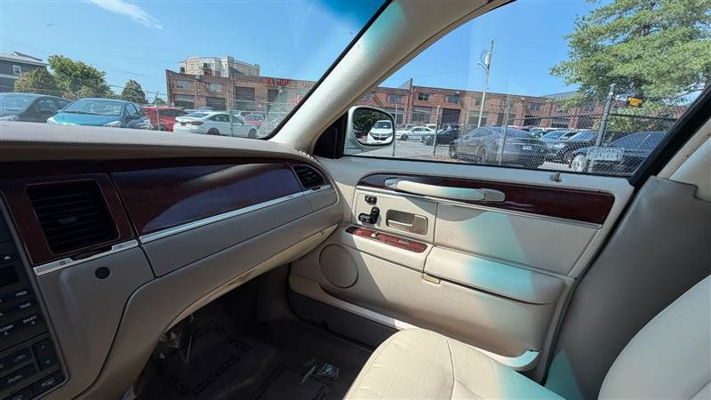 Used 2005 Lincoln Town Car Signature Limited RWD image 32
