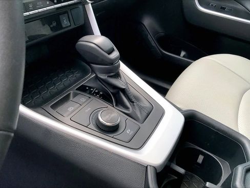 Used 2022 Toyota RAV4 XLE w/ Convenience Package image 16