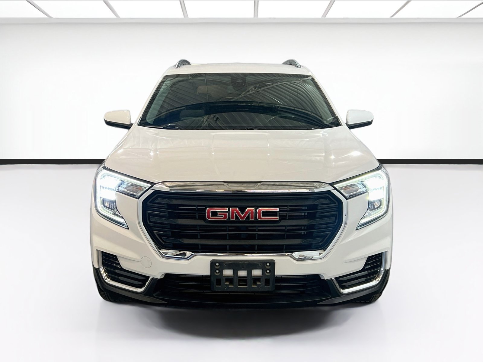 Used 2023 GMC Terrain SLE w/ Driver Convenience Package FWD image 2