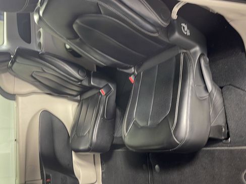 Used 2024 Chrysler Pacifica Touring-L image 12