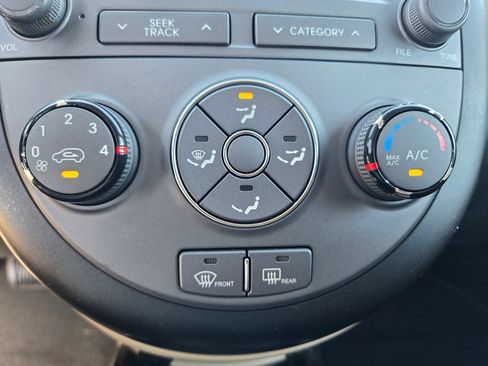 Used 2013 Kia Soul ! FWD image 18