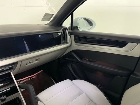 Certified 2025 Porsche Cayenne Coupe image 23