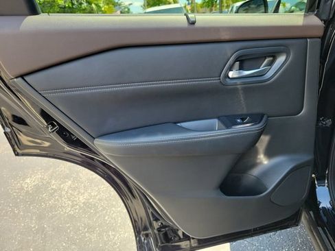 Used 2023 Nissan Rogue SV w/ SV Premium B Package FWD image 10