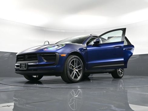Certified 2025 Porsche Macan image 39