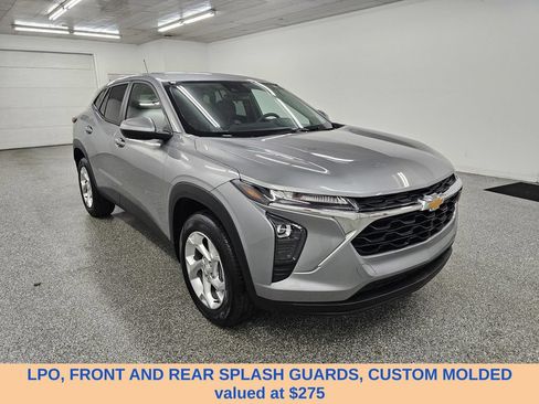 Used 2026 Chevrolet Trax LS w/ LS Convenience Package FWD image 3