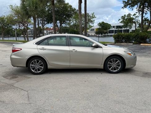 Used 2015 Toyota Camry SE w/ Moonroof Package FWD image 5