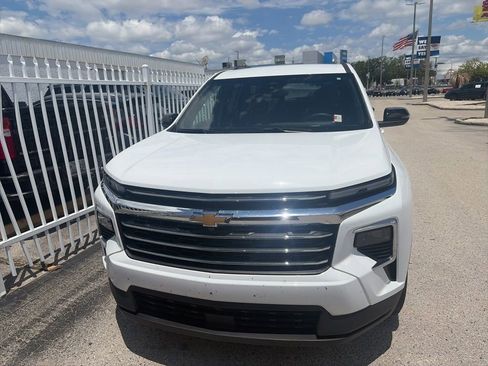 Used 2025 Chevrolet Traverse LT FWD image 3
