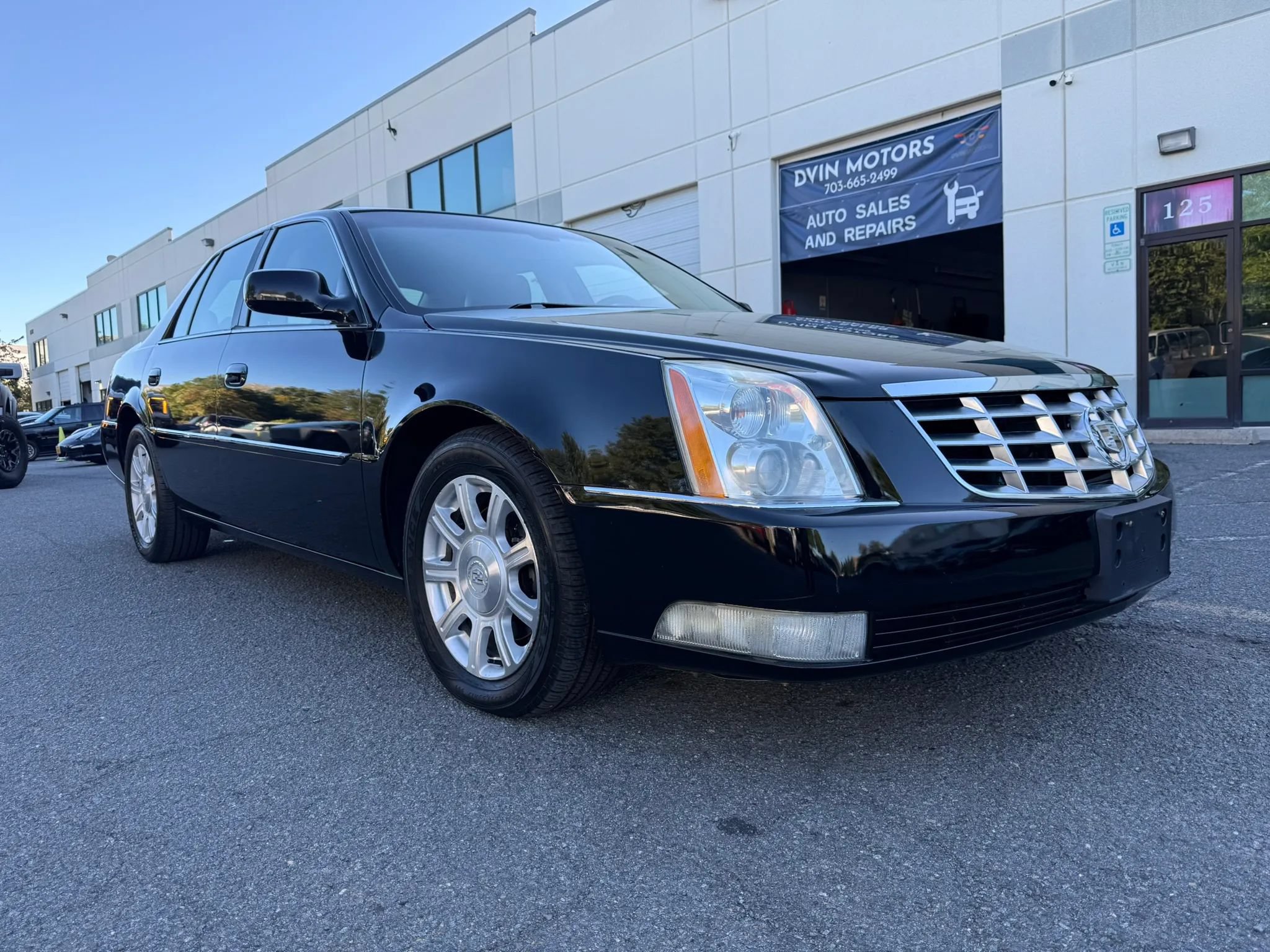 Used 2011 Cadillac DTS FWD image 2