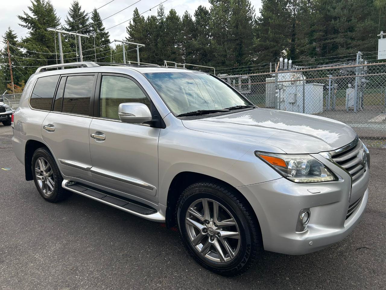 Used 2013 Lexus LX 570 4WD w/ Luxury Pkg image 3