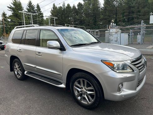 Used 2013 Lexus LX 570 4WD w/ Luxury Pkg image 3
