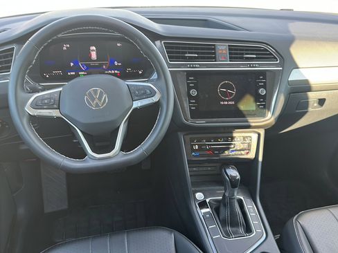 Used 2024 Volkswagen Tiguan SE w/ Panoramic Sunroof Package image 20