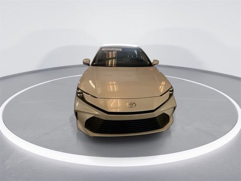 Used 2025 Toyota Camry XLE image 3