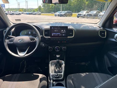 Used 2025 Hyundai Venue SEL FWD image 15