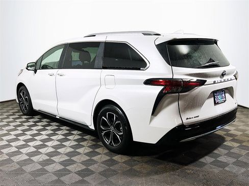 Certified 2025 Toyota Sienna Platinum image 6