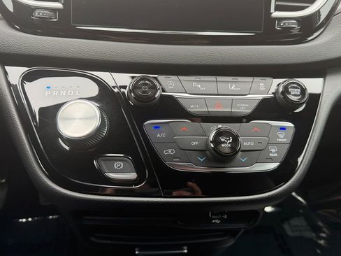 Used 2026 Chrysler Pacifica Select image 21