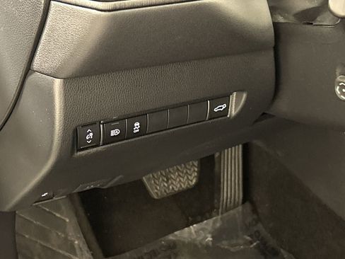 Used 2023 Toyota Venza LE image 12