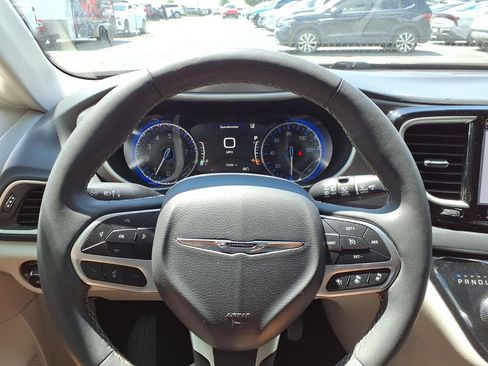 Used 2023 Chrysler Pacifica Touring-L FWD image 7