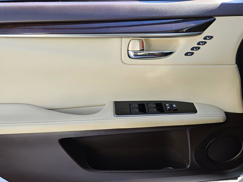 Used 2017 Lexus ES 350 w/ Luxury Package image 24