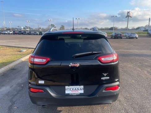 Used 2018 Jeep Cherokee Latitude Plus image 7