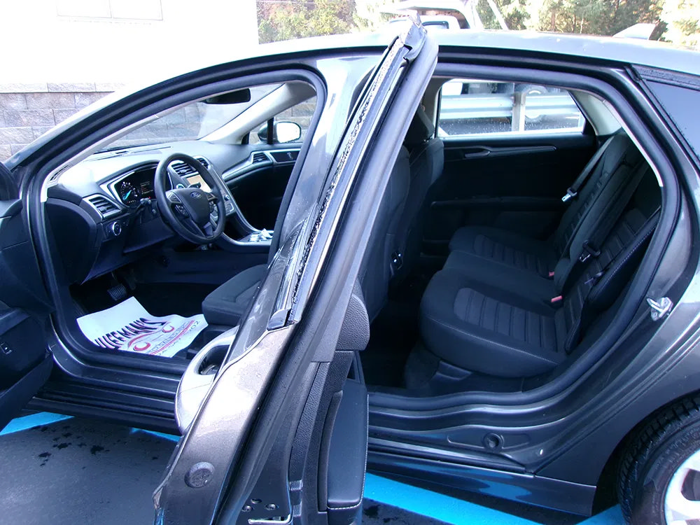 Used 2020 Ford Fusion SE FWD image 12