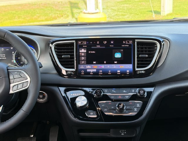 Used 2027 Chrysler Pacifica Select FWD image 19