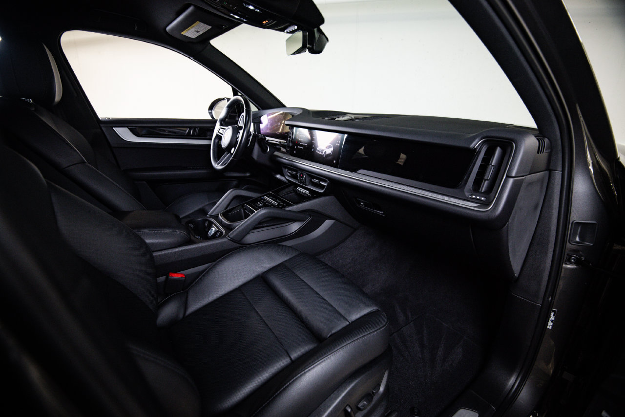Certified 2024 Porsche Cayenne AWD/4WD image 28