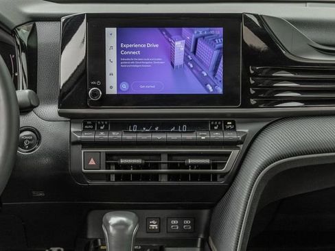 Used 2025 Toyota Camry SE image 9