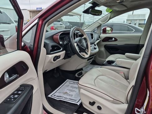 Used 2020 Chrysler Pacifica Limited w/ Advanced Safetytec Group FWD image 9