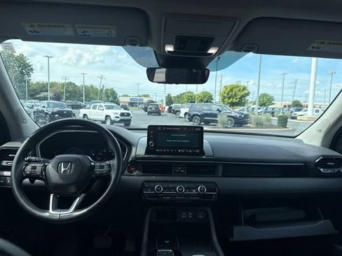 Used 2025 Honda Pilot Touring image 13