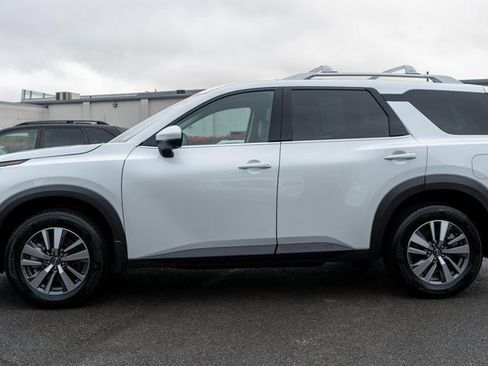 Certified 2025 Nissan Pathfinder SL image 9