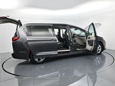 Used 2017 Chrysler Pacifica Platinum image 57