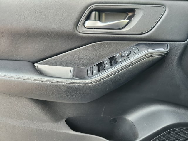 Used 2025 Nissan Rogue SV AWD/4WD image 21
