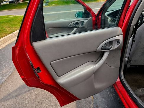 Used 2003 Ford Focus SE FWD image 14
