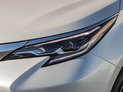 Used 2025 Toyota Sienna Platinum image 5