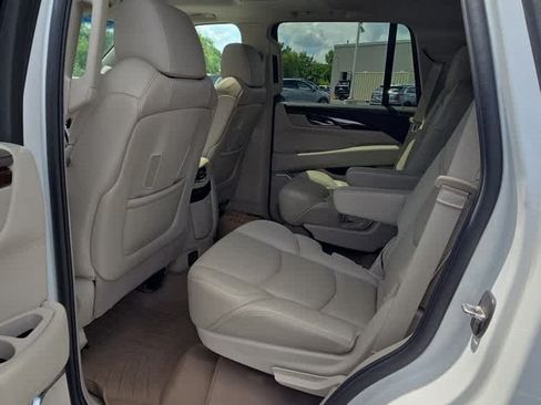 Used 2017 Cadillac Escalade Luxury AWD/4WD image 6