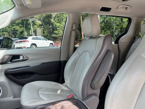 Used 2019 Chrysler Pacifica Touring-L w/ Advanced Safetytec Group FWD image 10