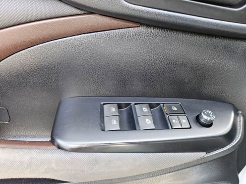 Used 2017 Toyota Highlander LE AWD/4WD image 19