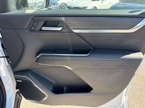 Used 2025 GMC Acadia Elevation image 13